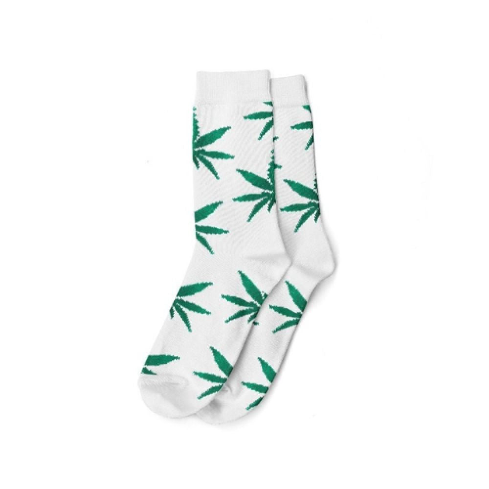 Chaussettes blanches et feuilles vertes