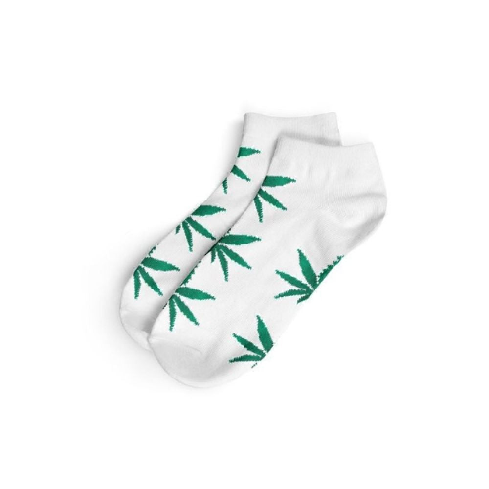 Socquettes blanches et feuilles vertes