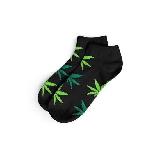 Socquettes noires et feuilles vertes